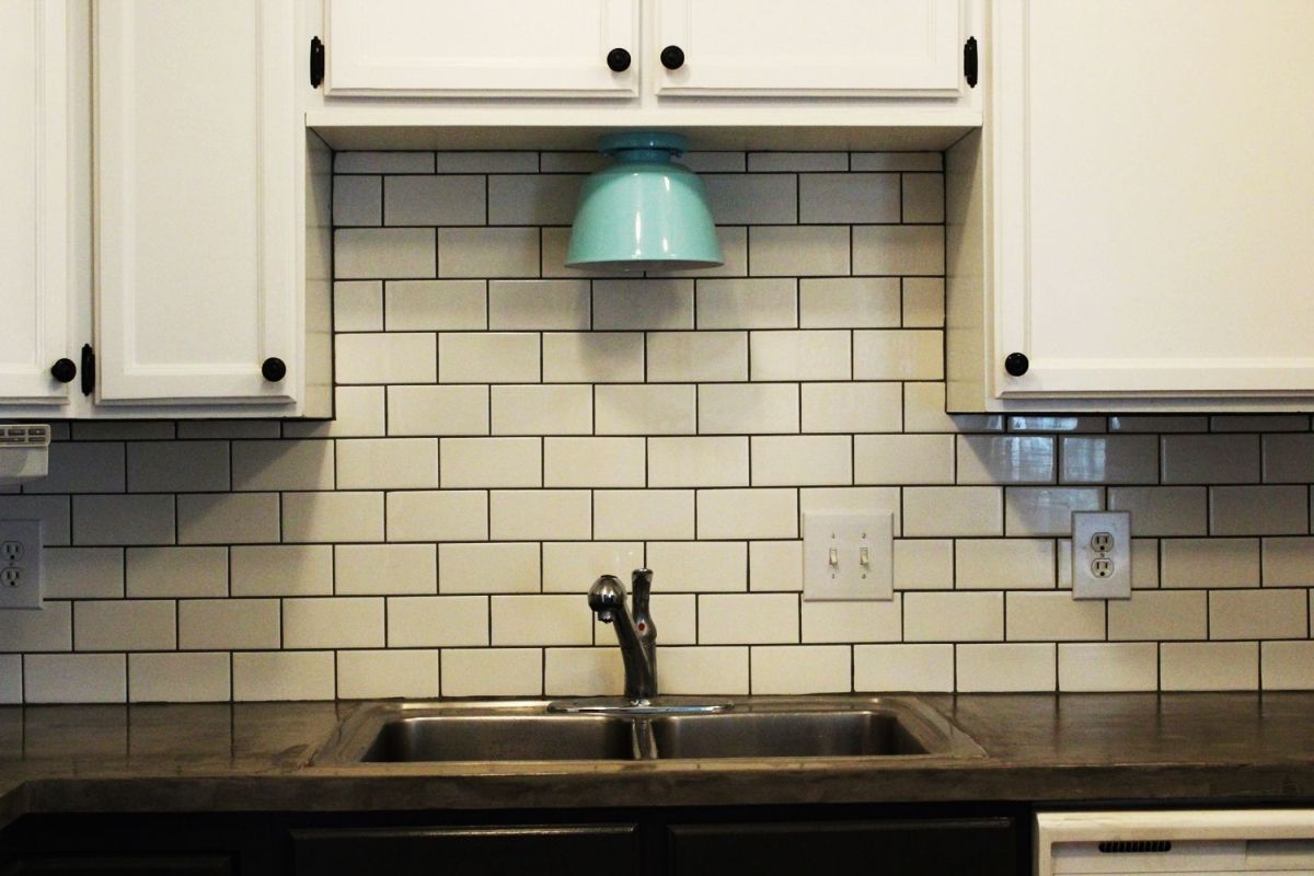 Modern Subway Tile Kitchen Backsplash