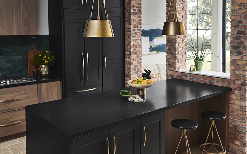 mẫu đá nhân tạo màu đen đậm trong thiết kế bàn bếp