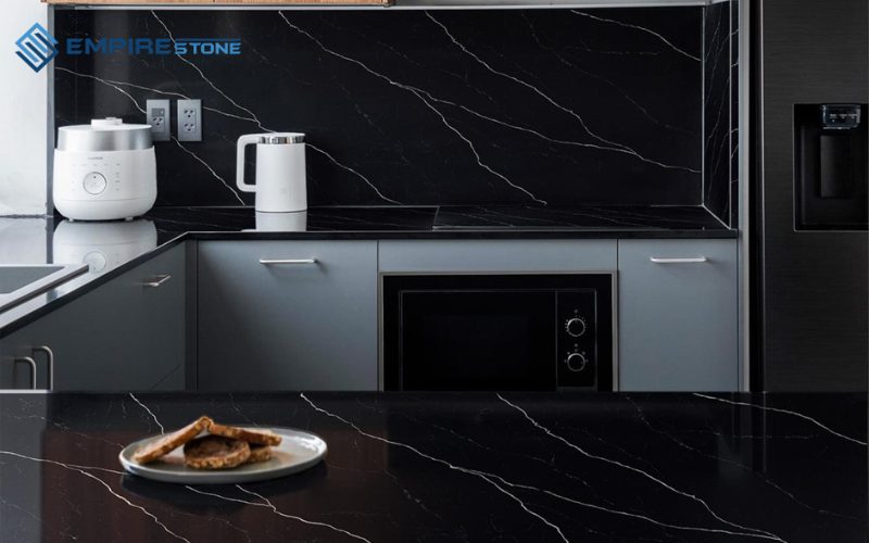 mẫu đá thạch anh làm bàn bếp tối màu