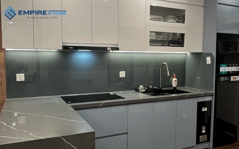 mẫu đá thạch anh làm bàn bếp tối màu
