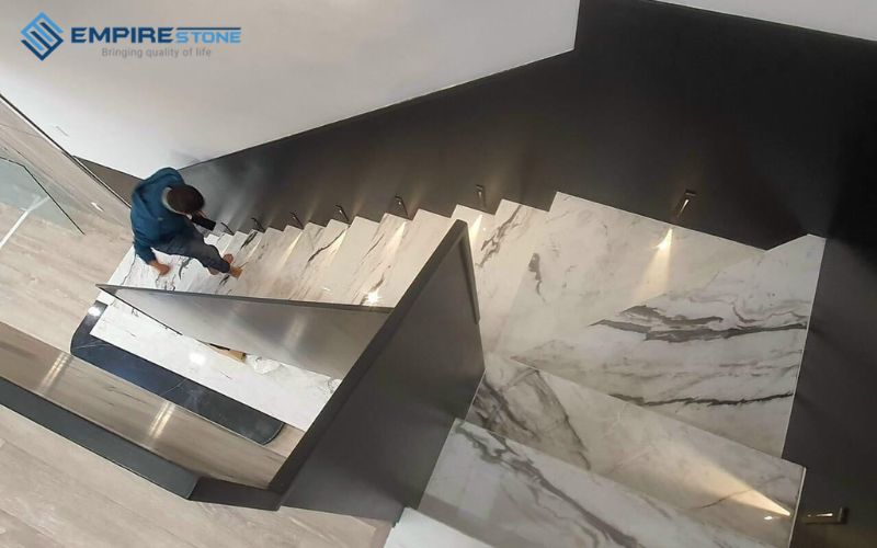 Cách chọn đá ốp cầu thang đẹp, bền và phù hợp cho từng không gian