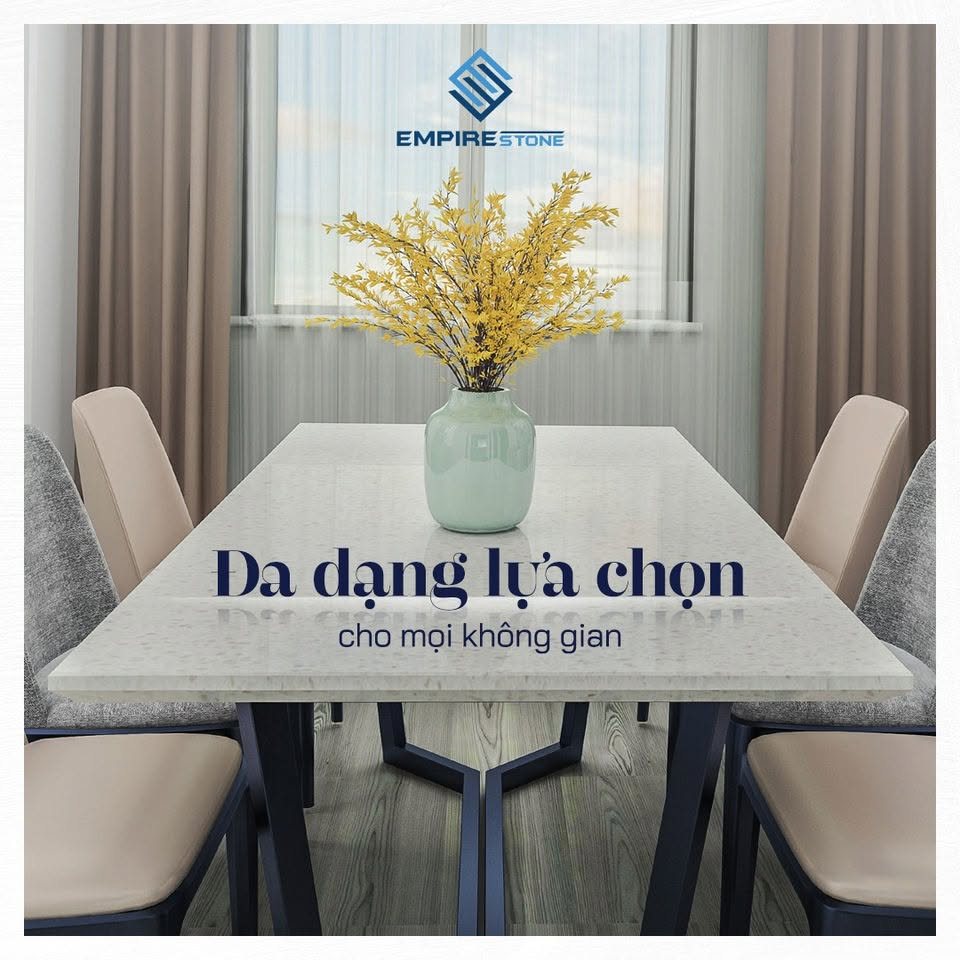 Bàn ăn mặt đá nền trắng xám chân kim loại đen đặt cạnh cửa sổ có rèm màu be