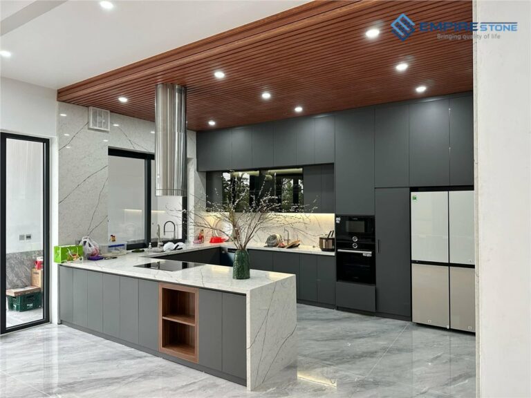 Mẫu bếp chữ U đá thạch anh: Phối màu, chia tấm và xử lý hai góc nối
