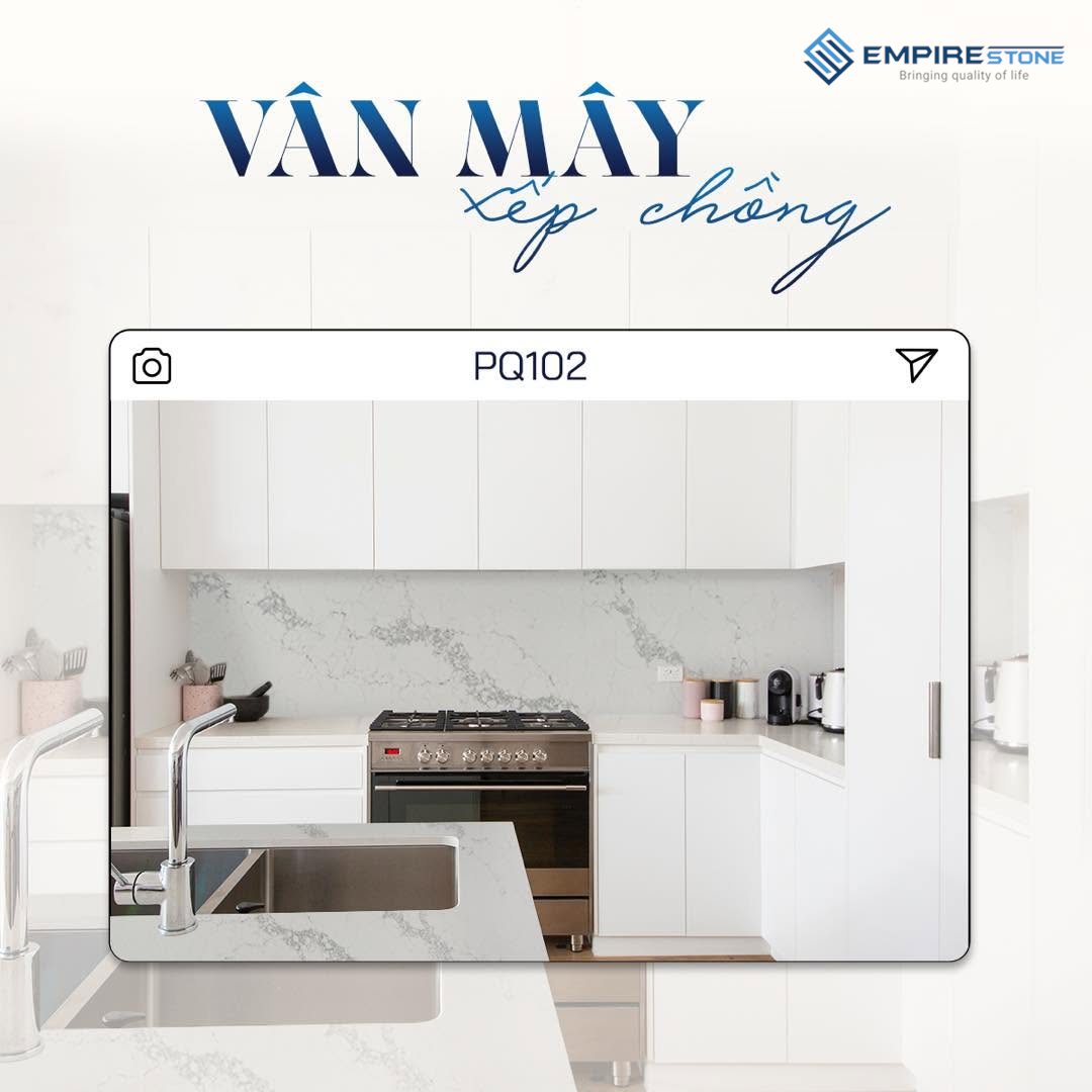 Bếp trắng tân cổ điển ốp tường và mặt bàn đá PQ102 vân mây xám