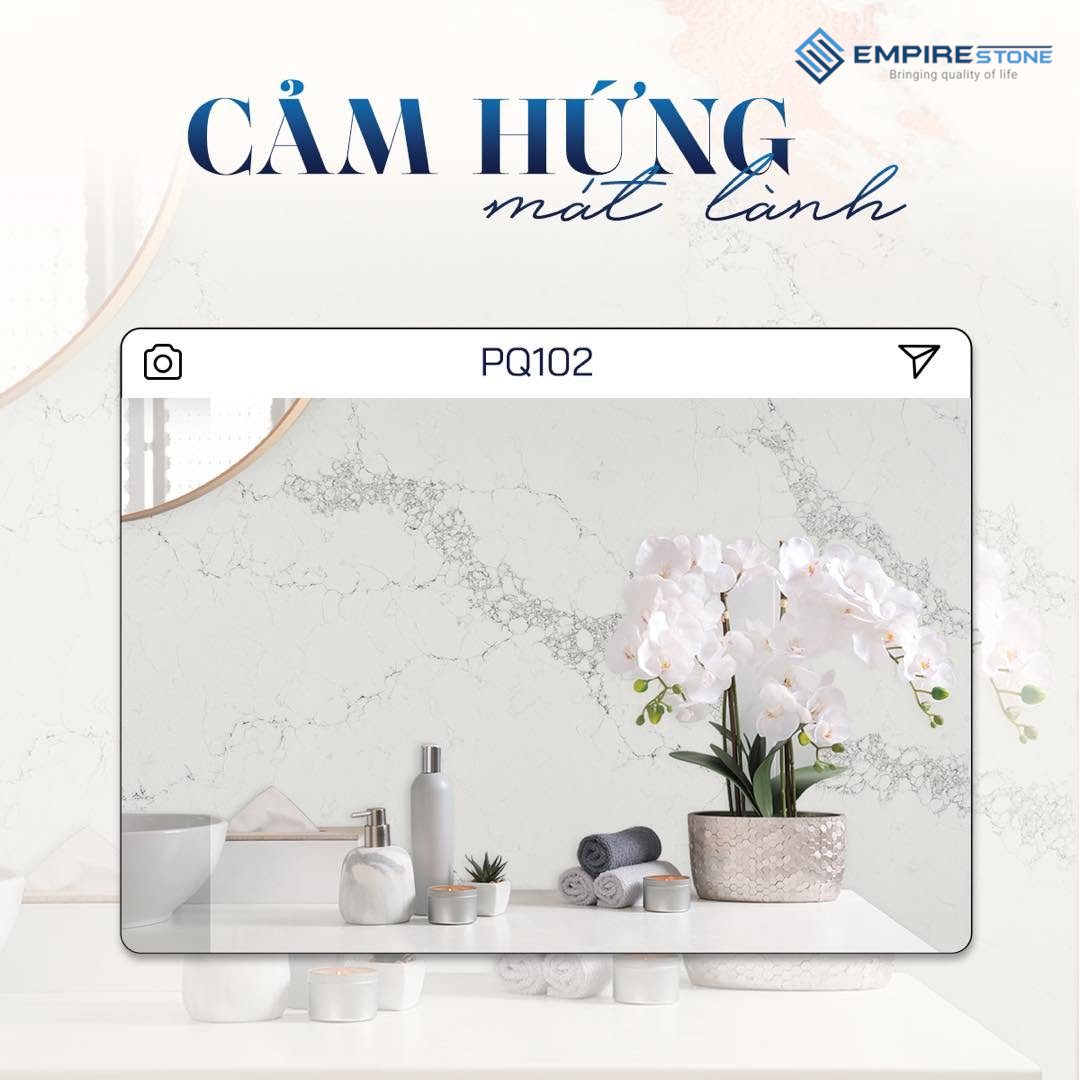 Mặt bàn đá PQ102 nền trắng vân mây xám cạnh bình lan hồ điệp và phụ kiện phòng tắm