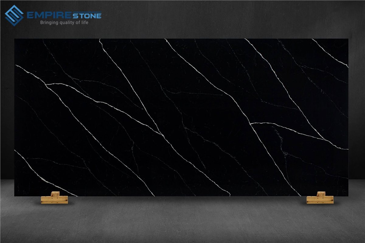 Đá nhân tạo vân marble Calacatta: Phân biệt với Carrara, Statuario và cách chọn vân phù hợp Tấm đá nhân tạo nền đen vân trắng chạy dài trưng bày trên nền tối