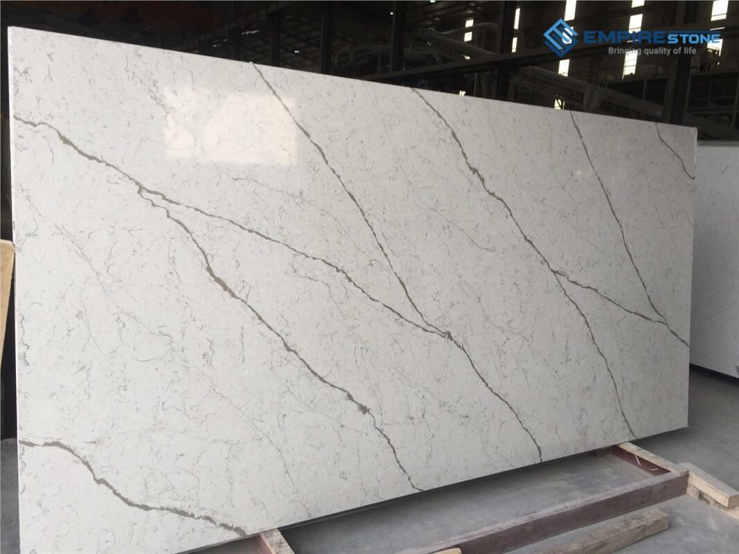 Tấm đá nhân tạo nền trắng vân xám kiểu Calacatta đặt tại xưởng