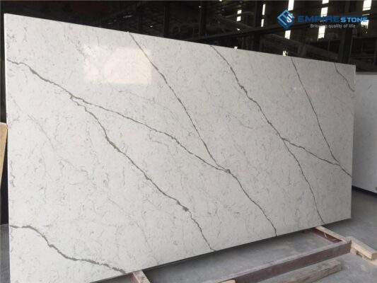 Tấm đá nhân tạo nền trắng vân xám kiểu Calacatta đặt tại xưởng