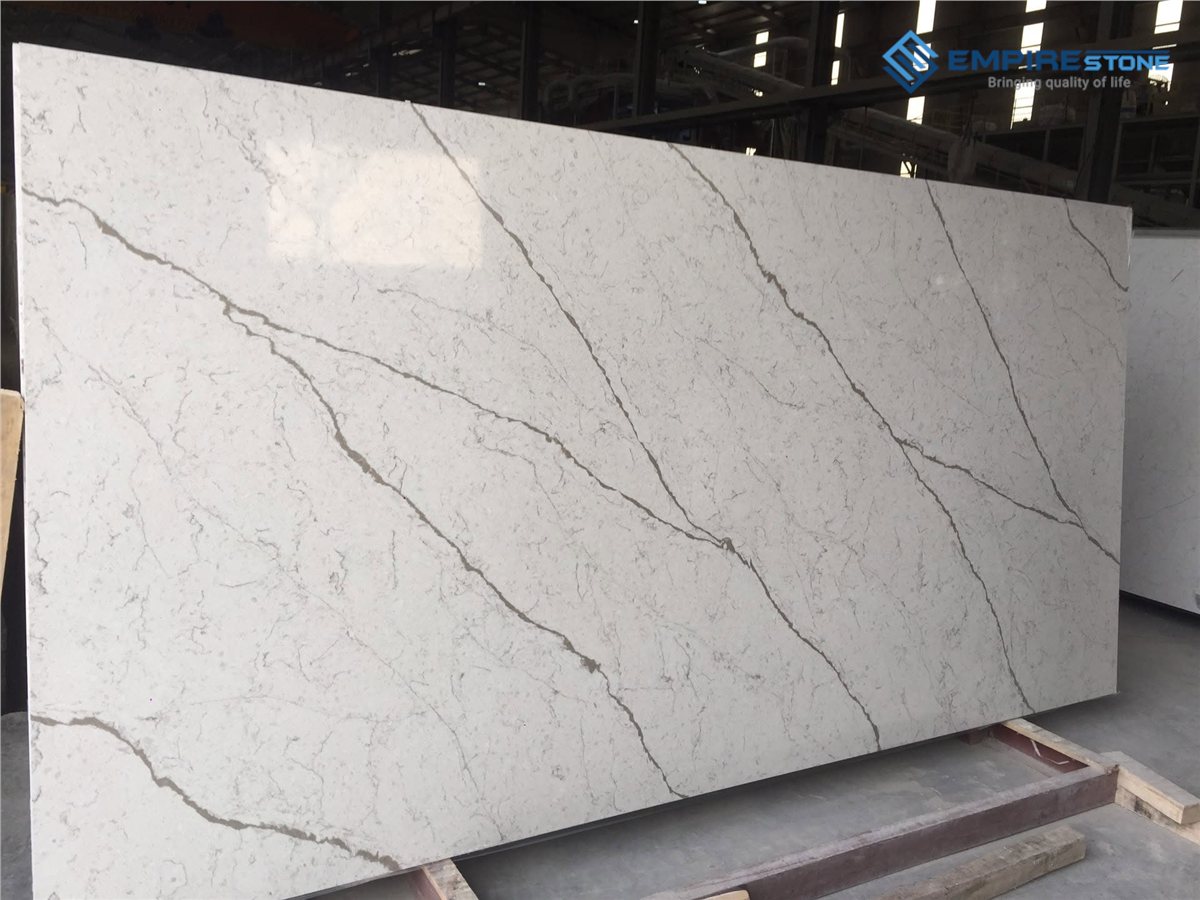 Đá nhân tạo vân marble Calacatta: Phân biệt với Carrara, Statuario và cách chọn vân phù hợp Tấm đá nhân tạo nền trắng vân xám kiểu Calacatta đặt tại xưởng