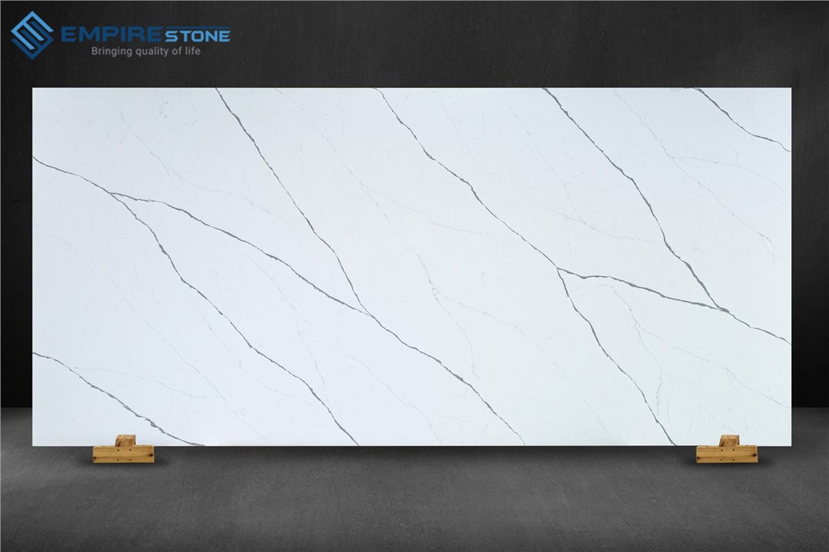 Đá nhân tạo vân marble Calacatta: Phân biệt với Carrara, Statuario và cách chọn vân phù hợp Tấm đá nhân tạo nền trắng vân xám mảnh trưng bày trên nền tối