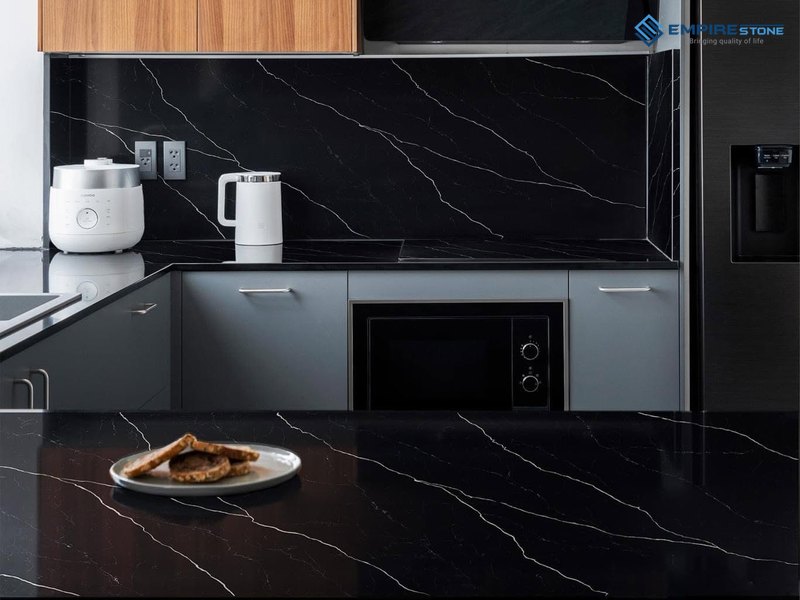 Đá đen tia chớp: Phân biệt marble tự nhiên và đá thạch anh, cách chọn và bảo quản đá đen tia chớp